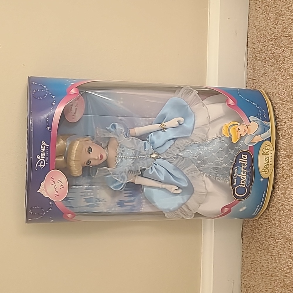 - NEW DISNEY Cinderella Porcelain Doll Brass Key Keepsakes